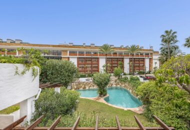 Situated within the sought-after gated community of Urbanización El Corralito, this beautifully maintained first-floor apartment presents a rare opportunity just a few steps from the iconic Mistral Beach.
