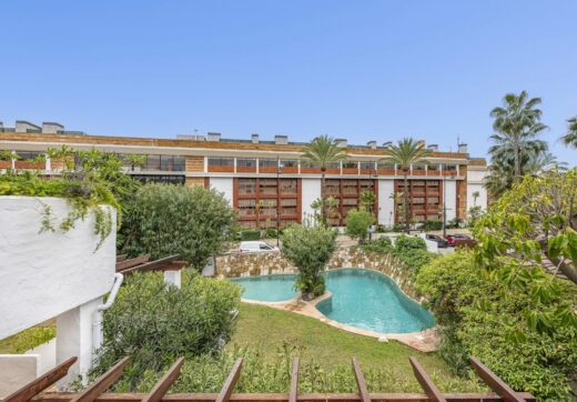 Situated within the sought-after gated community of Urbanización El Corralito, this beautifully maintained first-floor apartment presents a rare opportunity just a few steps from the iconic Mistral Beach.