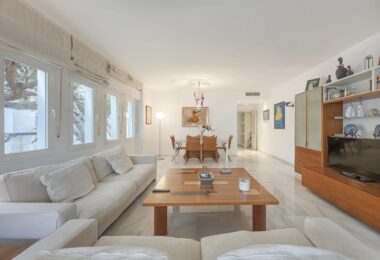 Situated within the sought-after gated community of Urbanización El Corralito, this beautifully maintained first-floor apartment presents a rare opportunity just a few steps from the iconic Mistral Beach.