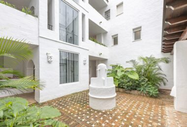 Situated within the sought-after gated community of Urbanización El Corralito, this beautifully maintained first-floor apartment presents a rare opportunity just a few steps from the iconic Mistral Beach.