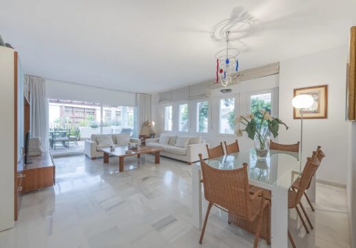 Situated within the sought-after gated community of Urbanización El Corralito, this beautifully maintained first-floor apartment presents a rare opportunity just a few steps from the iconic Mistral Beach.