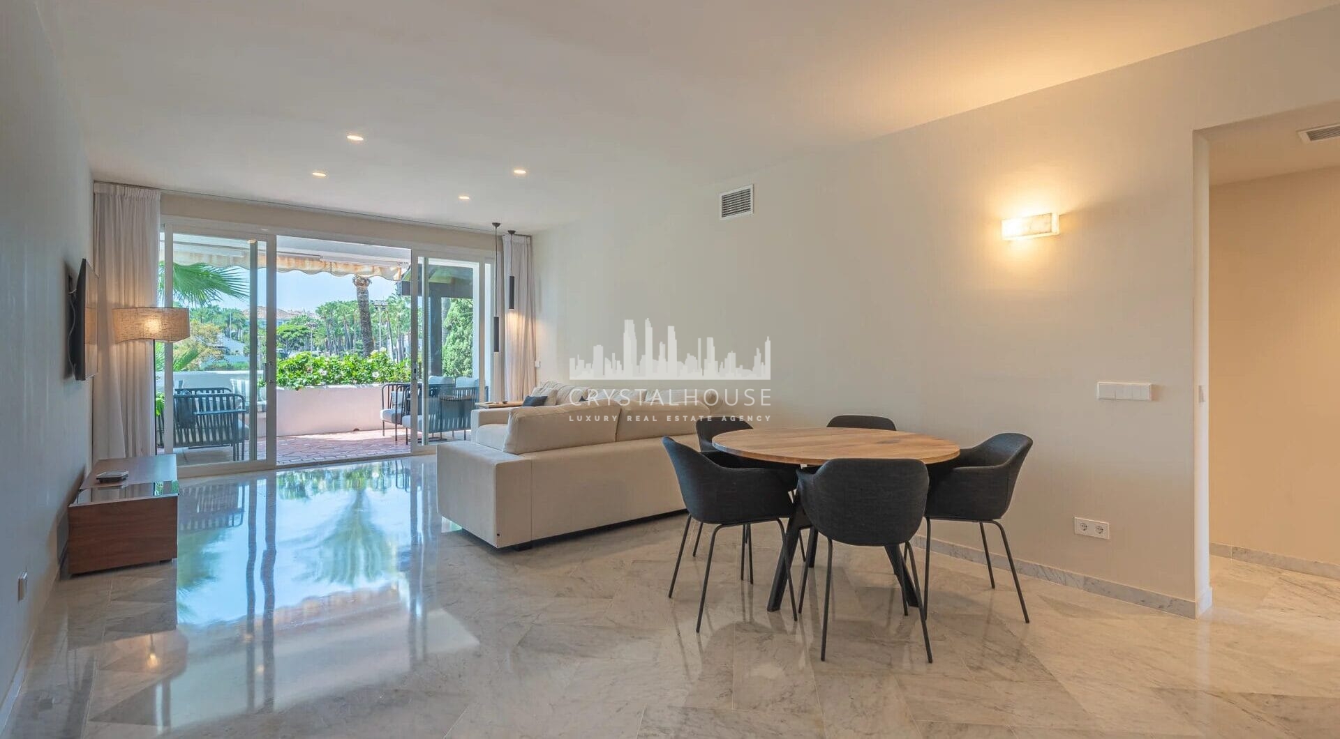 Discover the epitome of modern luxury living in the prestigious Jardín Andaluz, situated within the exclusive Marina de Puente Romano enclave.