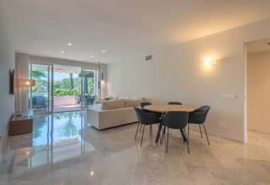 Discover the epitome of modern luxury living in the prestigious Jardín Andaluz, situated within the exclusive Marina de Puente Romano enclave.