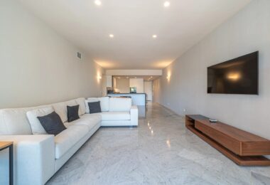 Discover the epitome of modern luxury living in the prestigious Jardín Andaluz, situated within the exclusive Marina de Puente Romano enclave.