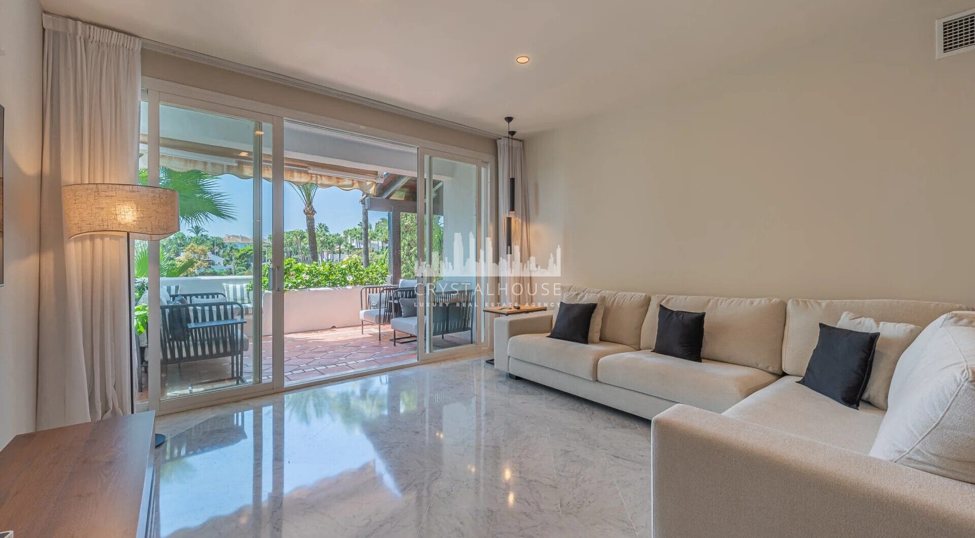 Discover the epitome of modern luxury living in the prestigious Jardín Andaluz, situated within the exclusive Marina de Puente Romano enclave.