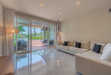 Discover the epitome of modern luxury living in the prestigious Jardín Andaluz, situated within the exclusive Marina de Puente Romano enclave.