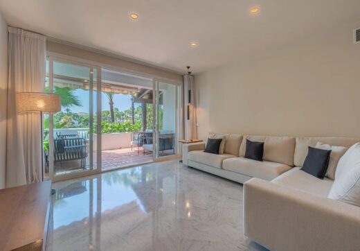 Discover the epitome of modern luxury living in the prestigious Jardín Andaluz, situated within the exclusive Marina de Puente Romano enclave.