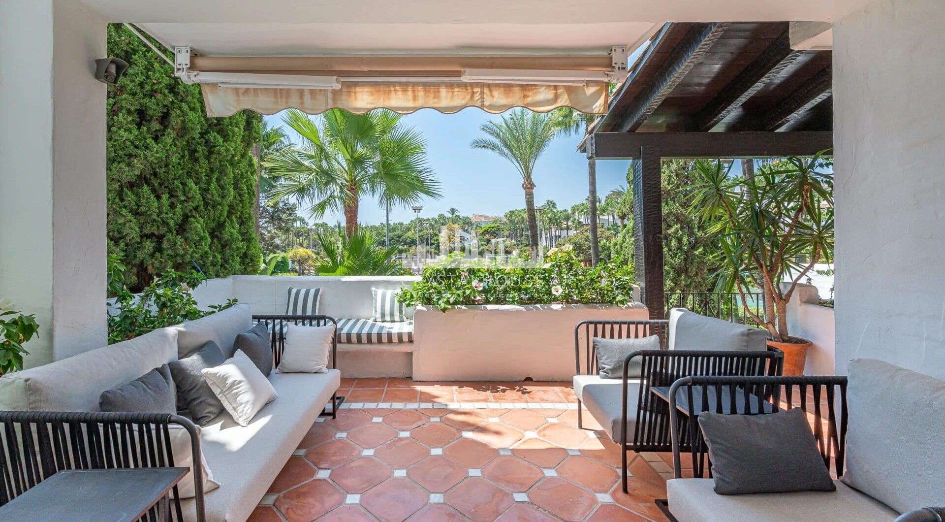 Discover the epitome of modern luxury living in the prestigious Jardín Andaluz, situated within the exclusive Marina de Puente Romano enclave.