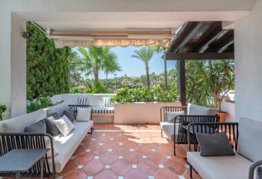 Discover the epitome of modern luxury living in the prestigious Jardín Andaluz, situated within the exclusive Marina de Puente Romano enclave.