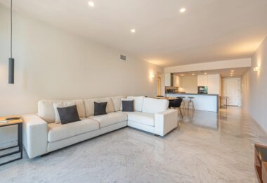 Discover the epitome of modern luxury living in the prestigious Jardín Andaluz, situated within the exclusive Marina de Puente Romano enclave.