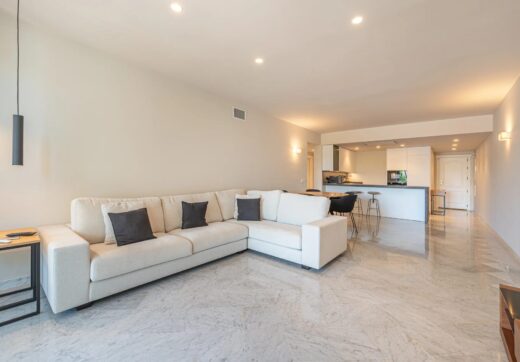 Discover the epitome of modern luxury living in the prestigious Jardín Andaluz, situated within the exclusive Marina de Puente Romano enclave.