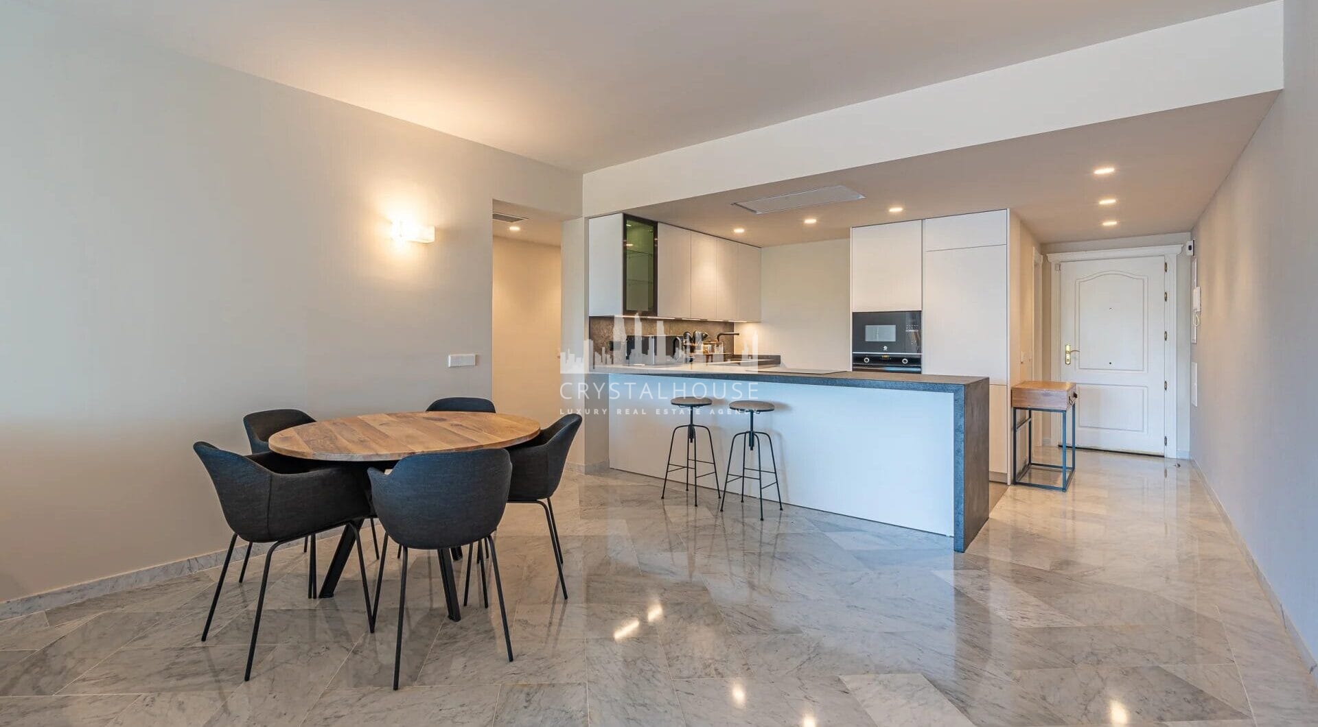 Discover the epitome of modern luxury living in the prestigious Jardín Andaluz, situated within the exclusive Marina de Puente Romano enclave.