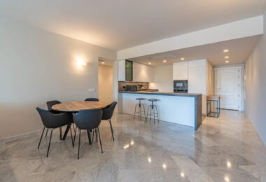 Discover the epitome of modern luxury living in the prestigious Jardín Andaluz, situated within the exclusive Marina de Puente Romano enclave.