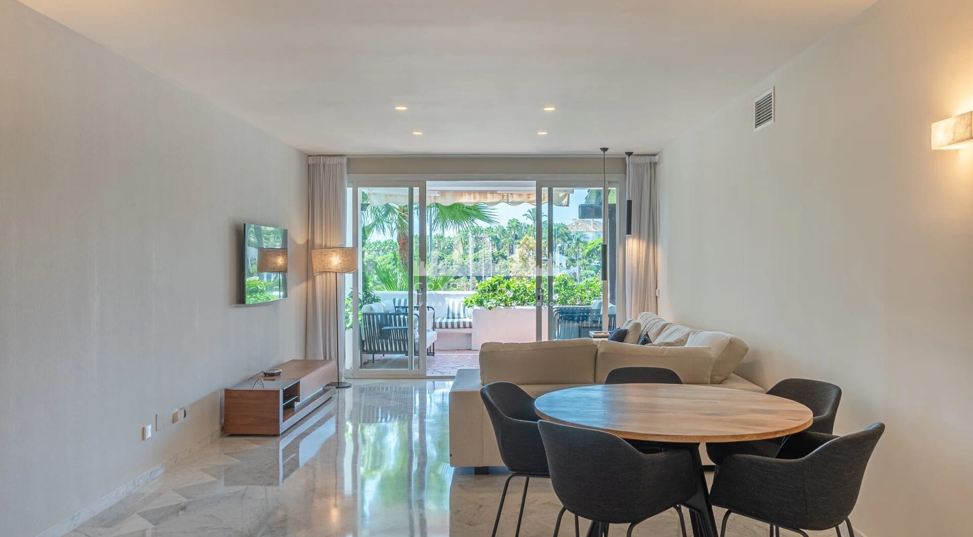 Discover the epitome of modern luxury living in the prestigious Jardín Andaluz, situated within the exclusive Marina de Puente Romano enclave.