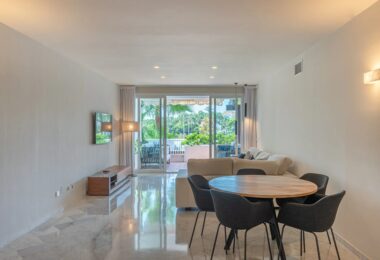 Discover the epitome of modern luxury living in the prestigious Jardín Andaluz, situated within the exclusive Marina de Puente Romano enclave.