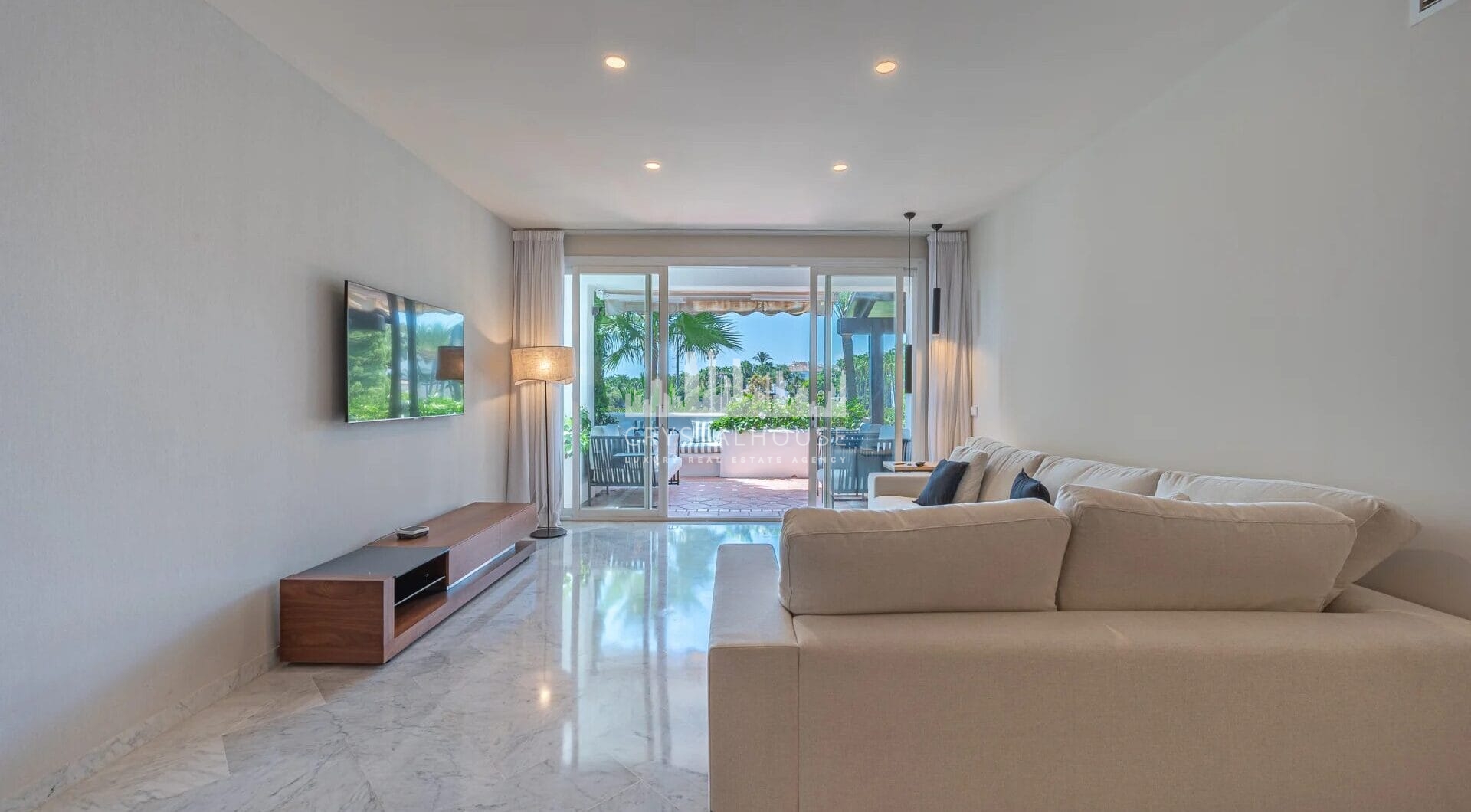 Discover the epitome of modern luxury living in the prestigious Jardín Andaluz, situated within the exclusive Marina de Puente Romano enclave.