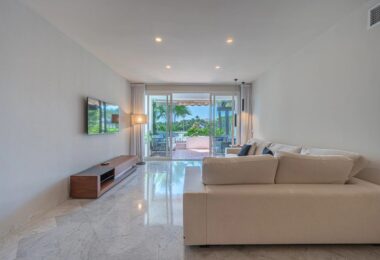 Discover the epitome of modern luxury living in the prestigious Jardín Andaluz, situated within the exclusive Marina de Puente Romano enclave.