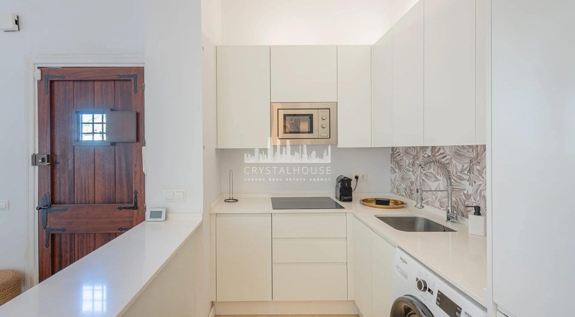 Located within the prestigious gated enclave of Señorio de Marbella, this beautifully presented two-bedroom apartment enjoys an enviable position on Marbella’s renowned Golden Mile.