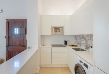 Located within the prestigious gated enclave of Señorio de Marbella, this beautifully presented two-bedroom apartment enjoys an enviable position on Marbella’s renowned Golden Mile.