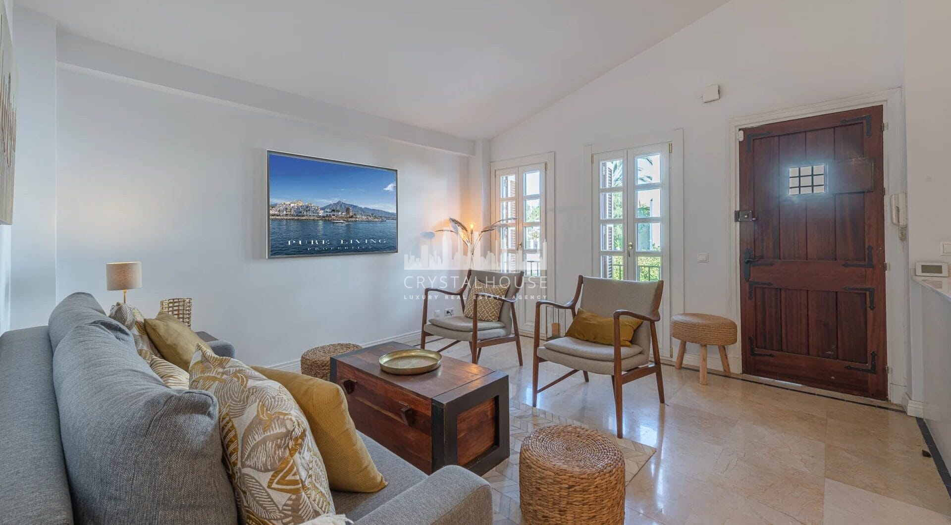 Located within the prestigious gated enclave of Señorio de Marbella, this beautifully presented two-bedroom apartment enjoys an enviable position on Marbella’s renowned Golden Mile.