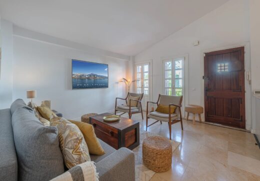 Located within the prestigious gated enclave of Señorio de Marbella, this beautifully presented two-bedroom apartment enjoys an enviable position on Marbella’s renowned Golden Mile.