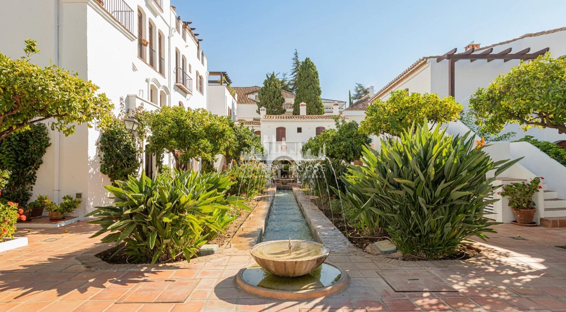 Located within the prestigious gated enclave of Señorio de Marbella, this beautifully presented two-bedroom apartment enjoys an enviable position on Marbella’s renowned Golden Mile.