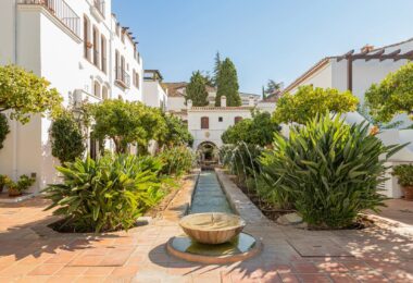 Located within the prestigious gated enclave of Señorio de Marbella, this beautifully presented two-bedroom apartment enjoys an enviable position on Marbella’s renowned Golden Mile.