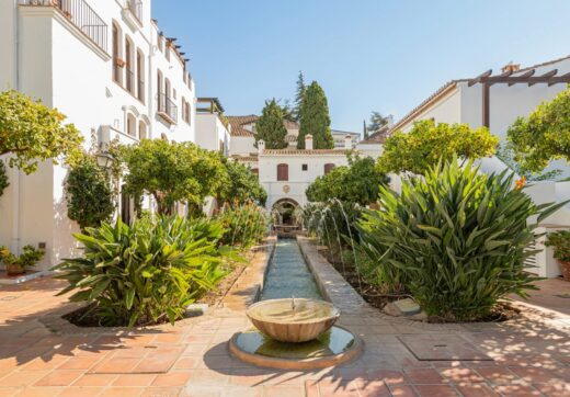 Located within the prestigious gated enclave of Señorio de Marbella, this beautifully presented two-bedroom apartment enjoys an enviable position on Marbella’s renowned Golden Mile.
