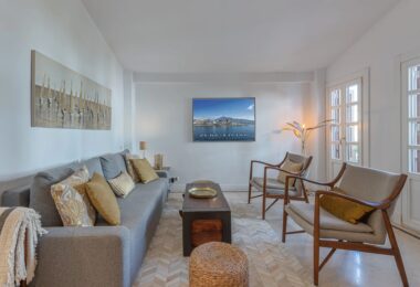 Located within the prestigious gated enclave of Señorio de Marbella, this beautifully presented two-bedroom apartment enjoys an enviable position on Marbella’s renowned Golden Mile.