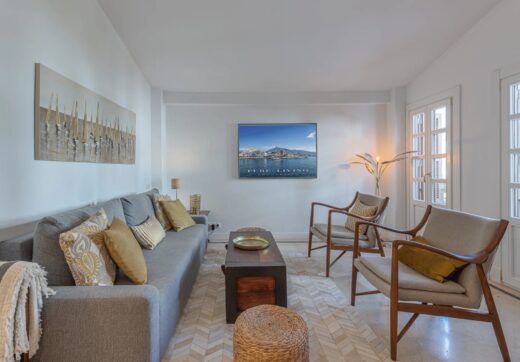 Located within the prestigious gated enclave of Señorio de Marbella, this beautifully presented two-bedroom apartment enjoys an enviable position on Marbella’s renowned Golden Mile.