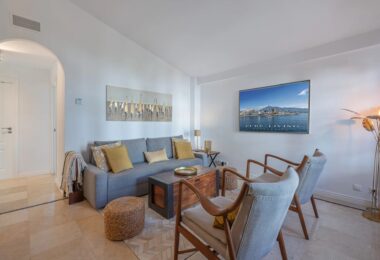 Located within the prestigious gated enclave of Señorio de Marbella, this beautifully presented two-bedroom apartment enjoys an enviable position on Marbella’s renowned Golden Mile.