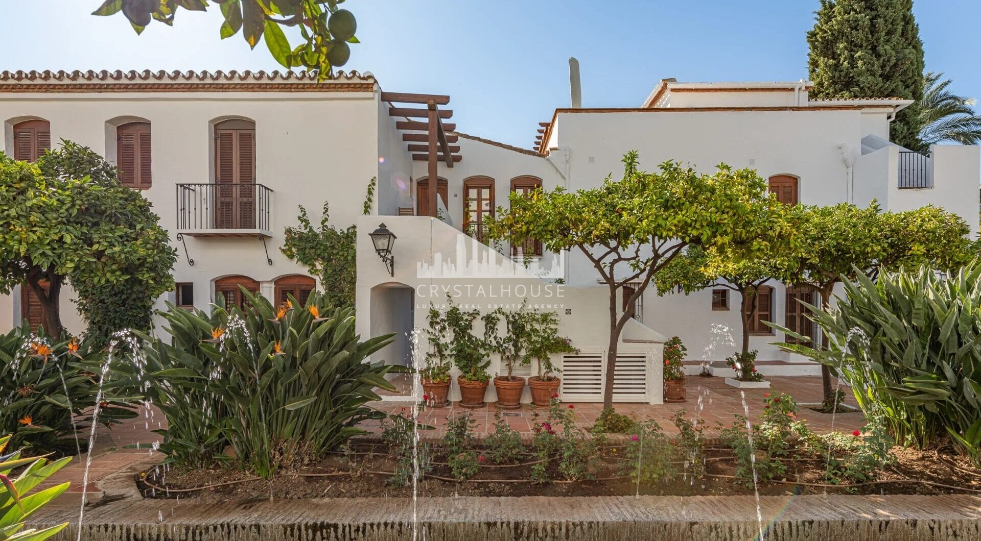 Located within the prestigious gated enclave of Señorio de Marbella, this beautifully presented two-bedroom apartment enjoys an enviable position on Marbella’s renowned Golden Mile.
