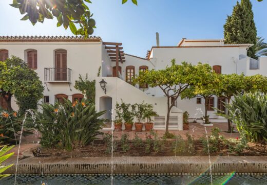Located within the prestigious gated enclave of Señorio de Marbella, this beautifully presented two-bedroom apartment enjoys an enviable position on Marbella’s renowned Golden Mile.