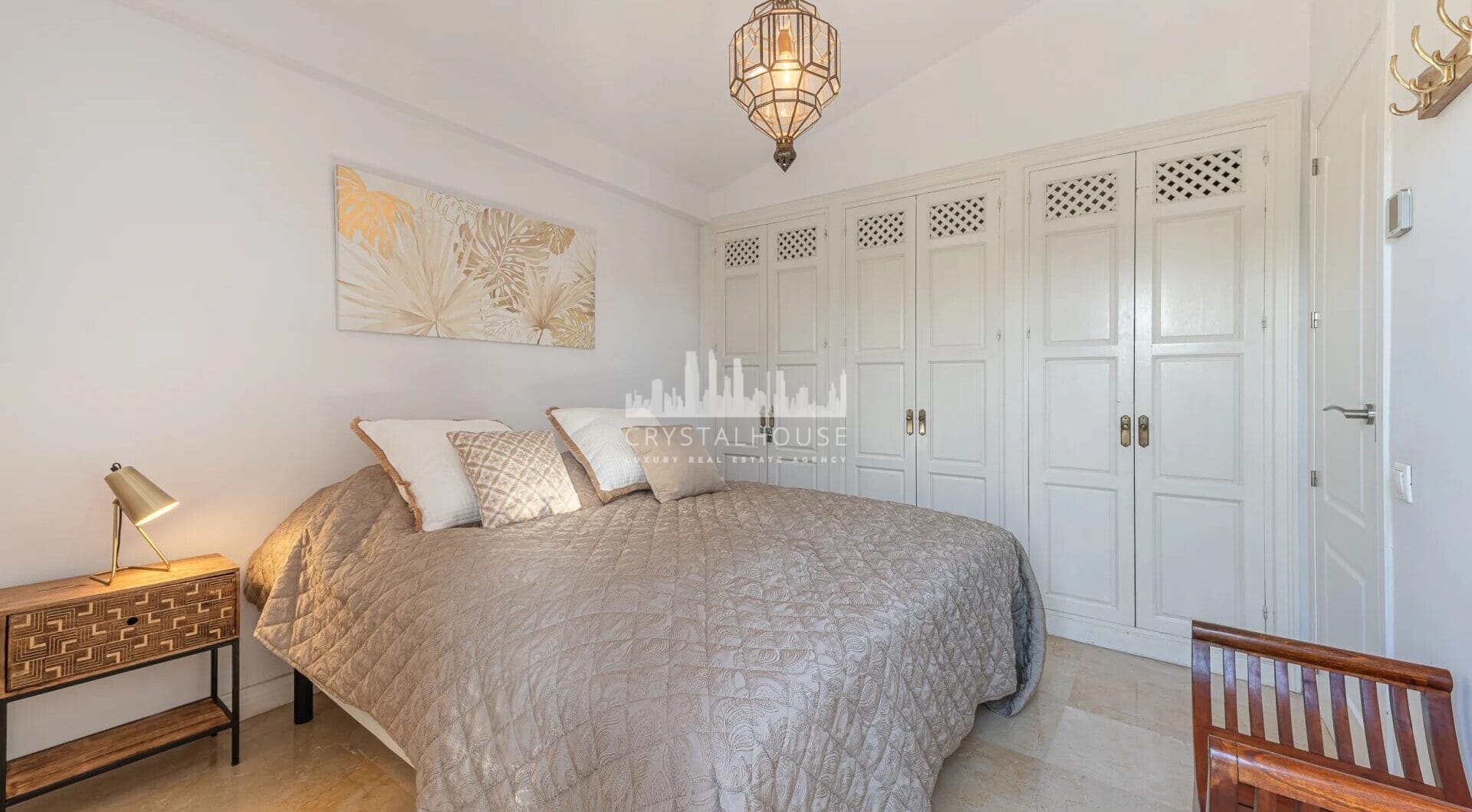 Located within the prestigious gated enclave of Señorio de Marbella, this beautifully presented two-bedroom apartment enjoys an enviable position on Marbella’s renowned Golden Mile.