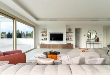 Nestled within the prestigious and highly sought-after Benalús residential complex on Marbella’s Golden Mile, this stunning duplex penthouse redefines luxury living.