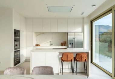 Nestled within the prestigious and highly sought-after Benalús residential complex on Marbella’s Golden Mile, this stunning duplex penthouse redefines luxury living.