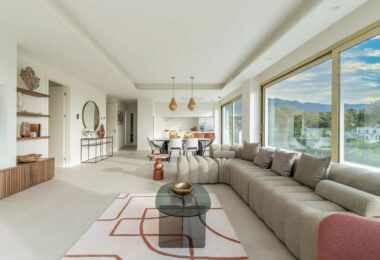 Nestled within the prestigious and highly sought-after Benalús residential complex on Marbella’s Golden Mile, this stunning duplex penthouse redefines luxury living.