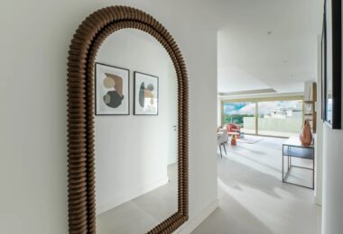 Nestled within the prestigious and highly sought-after Benalús residential complex on Marbella’s Golden Mile, this stunning duplex penthouse redefines luxury living.