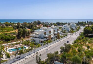 Nestled within the prestigious and highly sought-after Benalús residential complex on Marbella’s Golden Mile, this stunning duplex penthouse redefines luxury living.