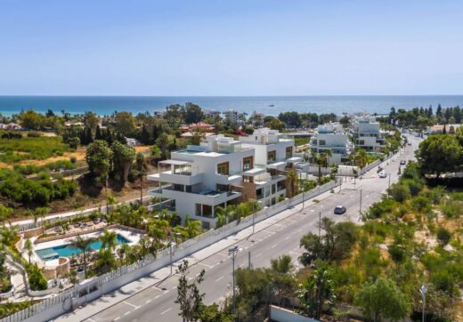 Nestled within the prestigious and highly sought-after Benalús residential complex on Marbella’s Golden Mile, this stunning duplex penthouse redefines luxury living.