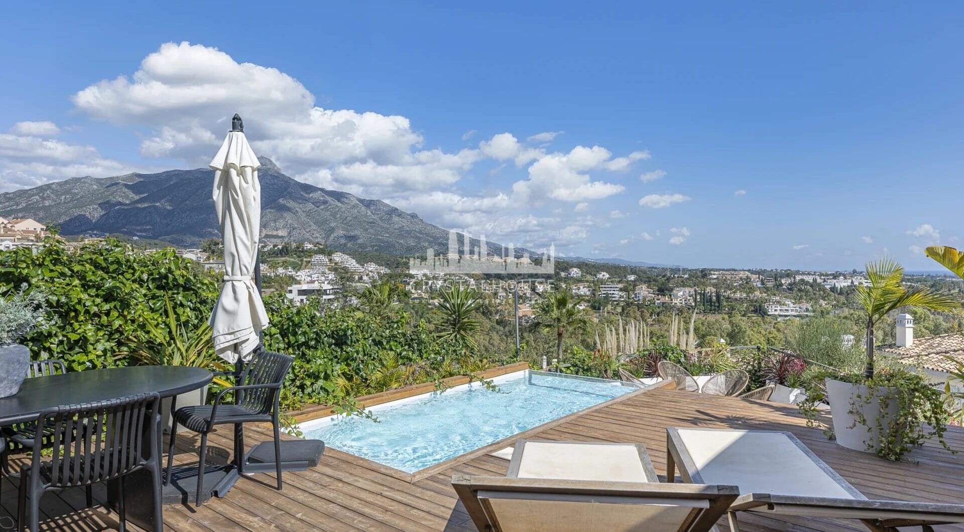Experience luxury living in this stunning ground floor apartment located in the prestigious Palacetes de Les Belvederes.