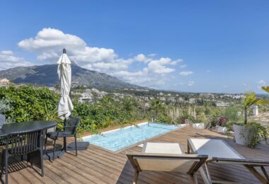 Experience luxury living in this stunning ground floor apartment located in the prestigious Palacetes de Les Belvederes.