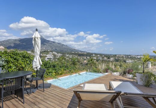 Experience luxury living in this stunning ground floor apartment located in the prestigious Palacetes de Les Belvederes.