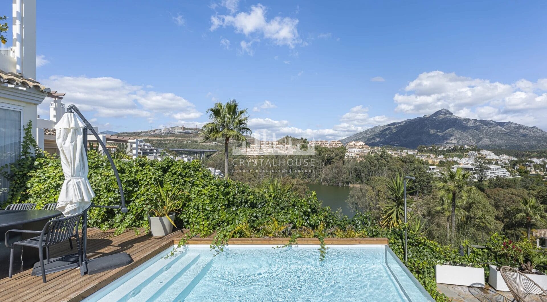 Experience luxury living in this stunning ground floor apartment located in the prestigious Palacetes de Les Belvederes.