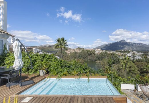 Experience luxury living in this stunning ground floor apartment located in the prestigious Palacetes de Les Belvederes.