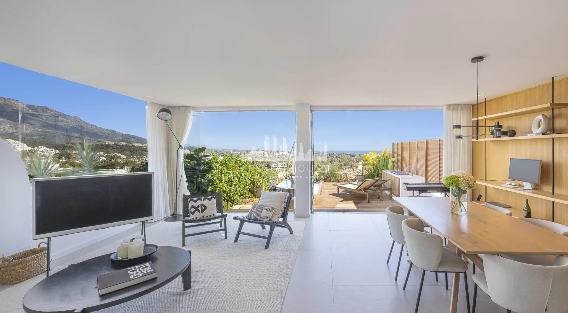 Experience luxury living in this stunning ground floor apartment located in the prestigious Palacetes de Les Belvederes.