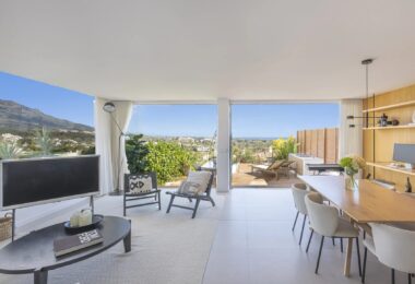 Experience luxury living in this stunning ground floor apartment located in the prestigious Palacetes de Les Belvederes.