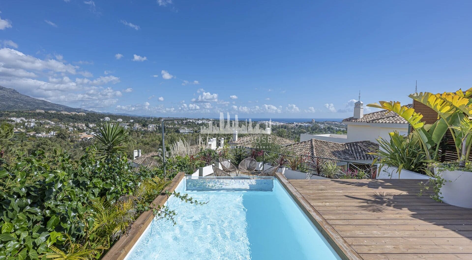 Experience luxury living in this stunning ground floor apartment located in the prestigious Palacetes de Les Belvederes.