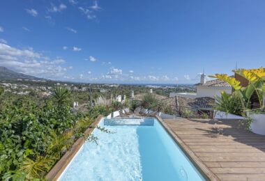 Experience luxury living in this stunning ground floor apartment located in the prestigious Palacetes de Les Belvederes.