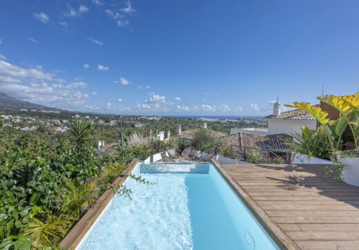 Experience luxury living in this stunning ground floor apartment located in the prestigious Palacetes de Les Belvederes.